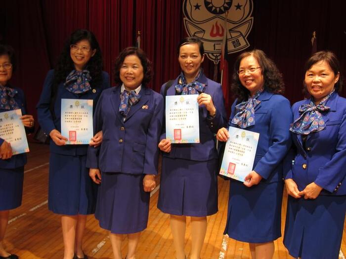 王富美校長接受新竹縣女童軍會理事長頒獎